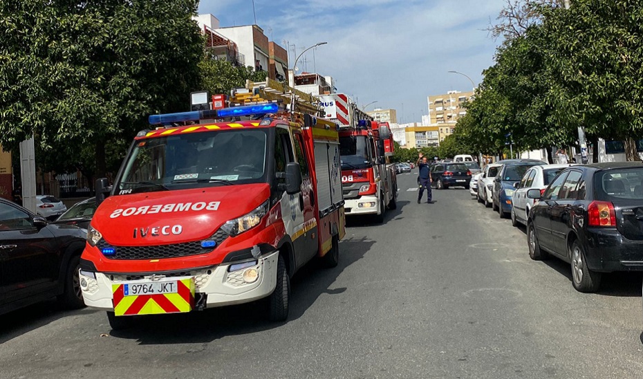 Cuatro personas trasladadas al hospital tras un incendio de vivienda en Sevilla capital